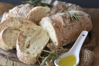 Pâté savoureux servi pour un apéritif convivial entre amis