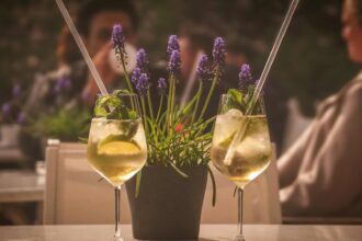 Cocktails colorés et apéritifs dînatoires pour une soirée conviviale