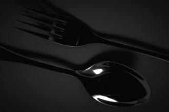 Couverts en acier inoxydable brillants sur une table élégamment dressée