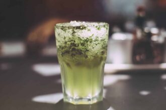 Cocktail coloré servi dans un verre élégant sur une table festive
