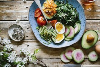 Salade colorée avec légumes et fruits de saison appétissants