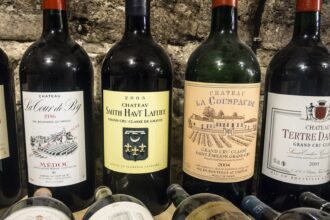 Bouteille de vin avec étiquette détaillant son origine et ses caractéristiques