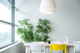 Table de salle à manger moderne avec chaises assorties