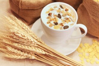 Un petit-déjeuner équilibré avec œufs et céréales complètes