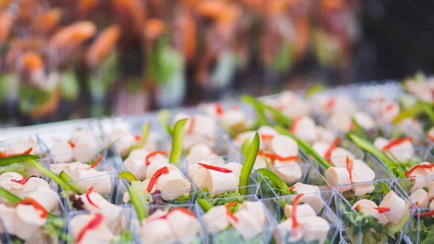 Buffet élégant préparé par un traiteur à Marseille