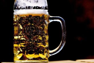 Atelier de brassage de bière avec participants engagés et souriants