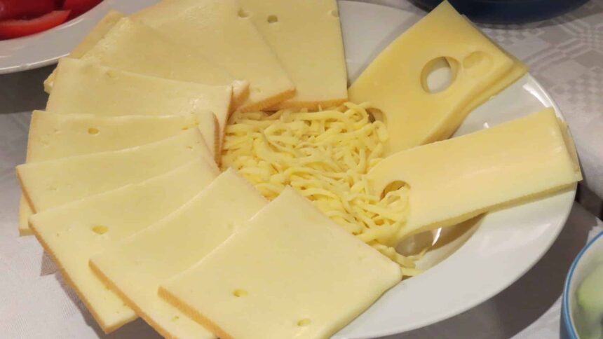 Raclette party conviviale avec fromage et accompagnements savoureux