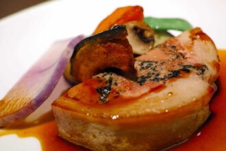 Foie gras d'oie présenté sur une assiette élégante