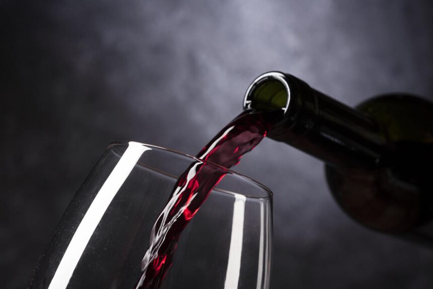 Côte de bœuf accompagnée d'un verre de vin rouge