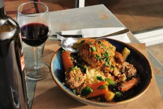 Couscous royal servi avec un verre de vin rouge