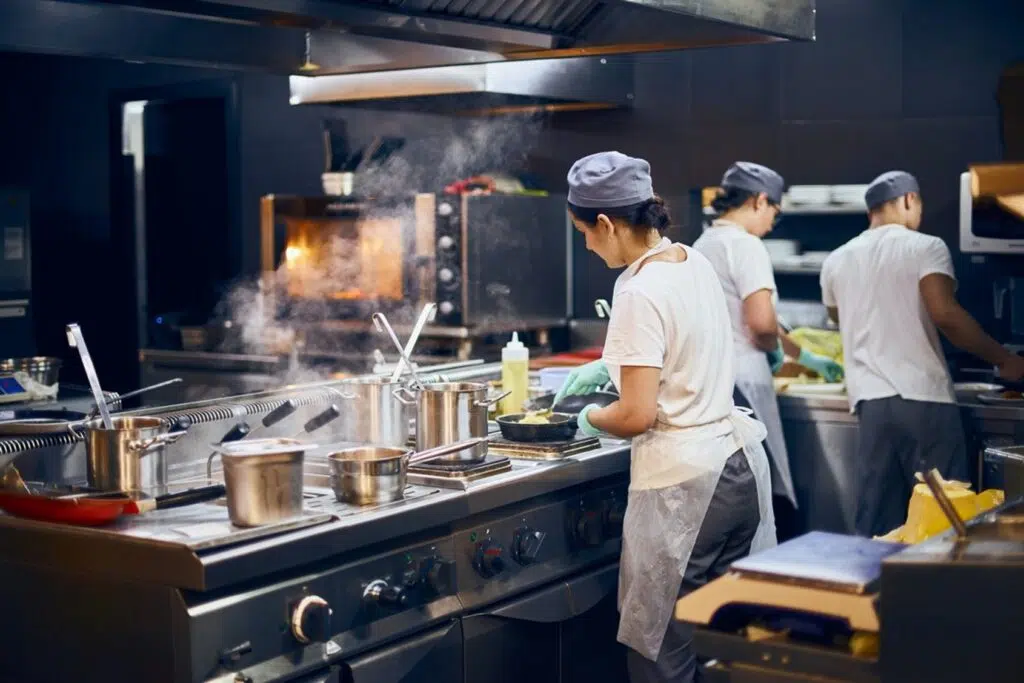 Une cuisine professionnelle avec des cuisiniers au travail