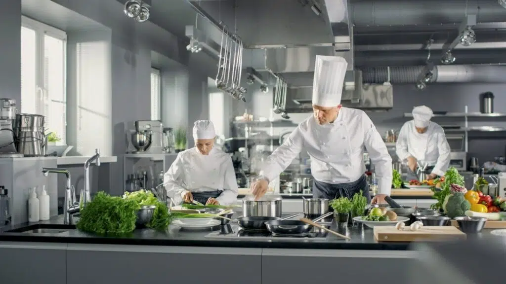 Des cuisiniers dans une cuisine professionnelle