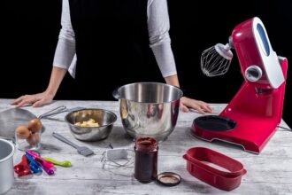 Femme pâtissière utilisant un robot pour préparer un gâteau