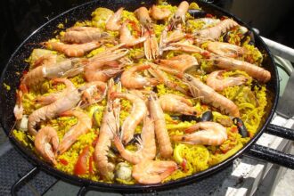 Paella géante servie lors d'un repas convivial entre amis