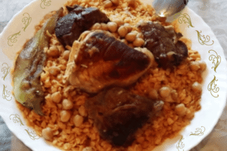 Plat traditionnel algérien, la charchoura garnie d'ingrédients savoureux
