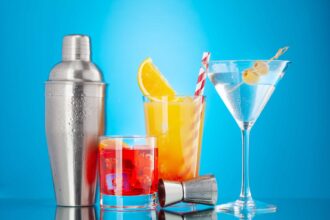 Shaker à cocktail et accessoires pour un atelier de mixologie