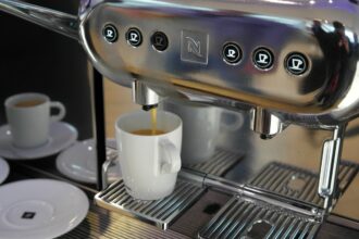 Cafetière moderne sur un plan de travail avec café fraîchement préparé