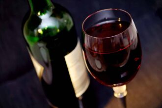 Sélection de bouteilles de vin dans une box d'abonnement