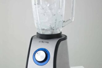 Blender chauffant sur un plan de travail en cuisine moderne