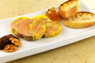 Foie gras du Périgord présenté sur une assiette élégante