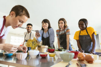 Participants observant un chef lors d'un atelier de cuisine maritime
