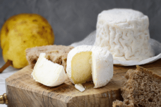 Fromage de chèvre Valençay fermier sur une planche en bois