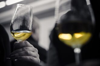Verre de vin blanc Saint-Véran sur une table élégante