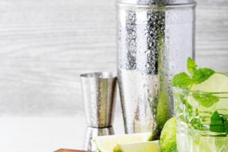 Mojito maison préparé avec des ingrédients frais et colorés