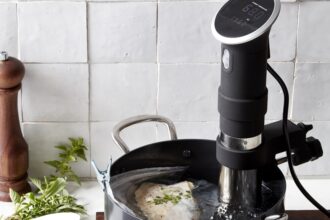 thermoplongeur sous vide en action dans une cuisine moderne