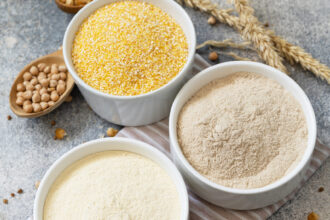 Différentes farines sans gluten sur une table de cuisine