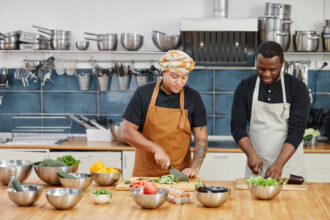 deux chefs en action dans une cuisine moderne