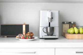 Machine à café moderne sur un plan de travail de cuisine