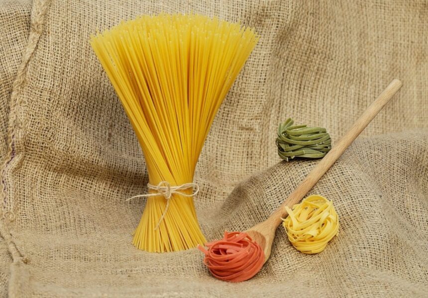 Paquet de spaghettis prêt à être dosé pour un repas équilibré
