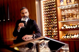 Homme d'affaires élégant dans un bar à vin sophistiqué