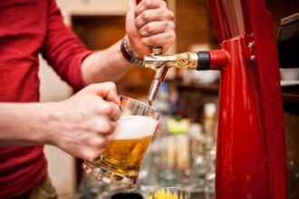 Tireuse à bière moderne sur un plan de cuisine élégante