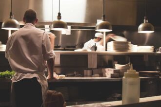 Un restaurant vous propose un spectacle et une très belle carte