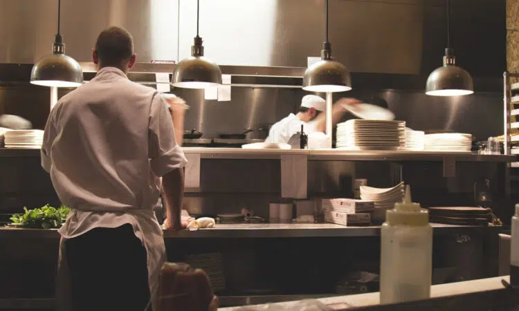 Un restaurant vous propose un spectacle et une très belle carte