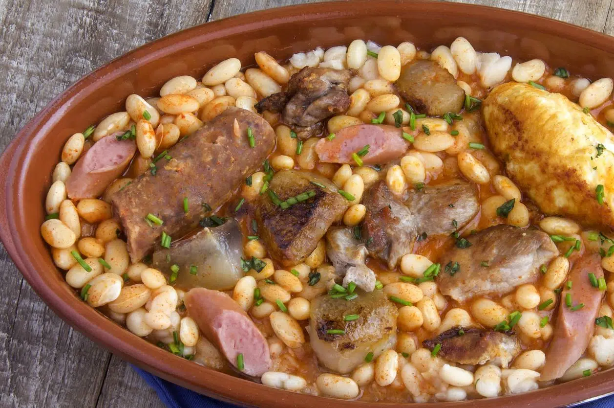 plat de cassoulet charcutier